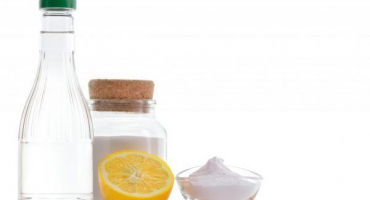 Ocet a sůl – rychlá úleva od plevele